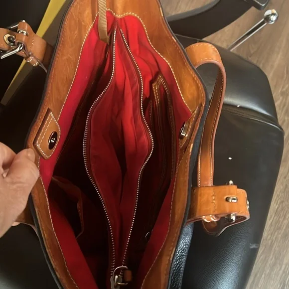Dooney and Bourke pebble, leather red interior three sections - Picture 9 of 9